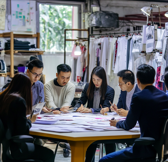 Foreign buyers are discussing clothing design with our factory designers.png